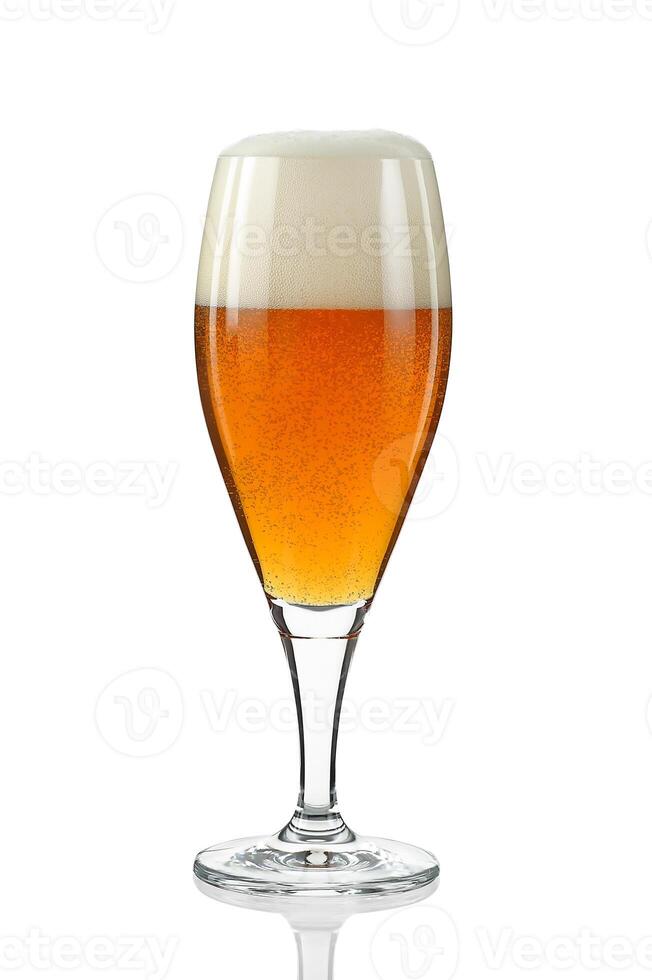 lentes de frío cerveza en blanco antecedentes foto