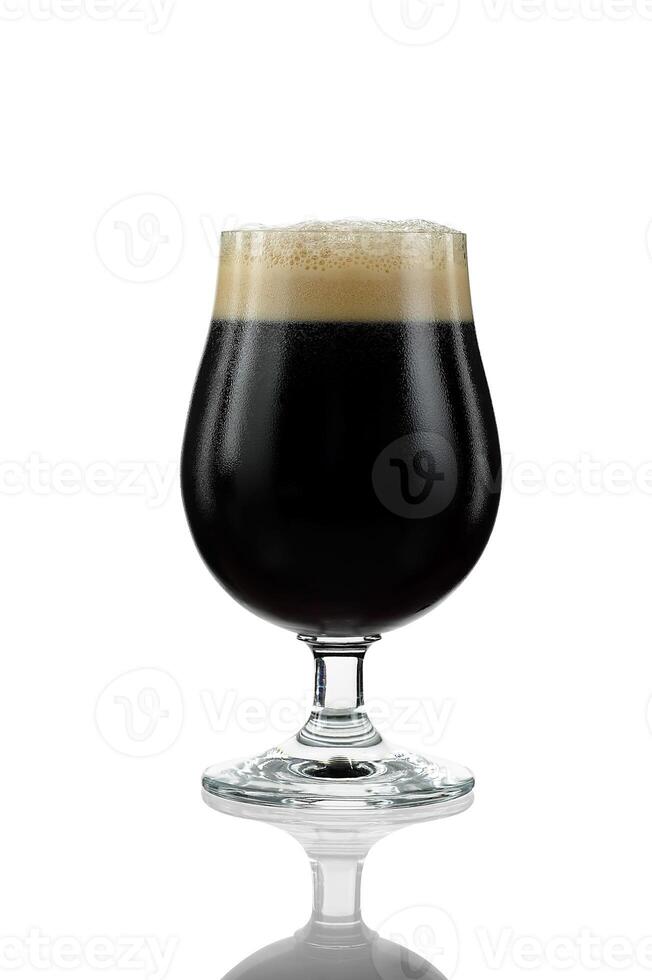 vaso de cerveza negra cerveza en blanco antecedentes foto