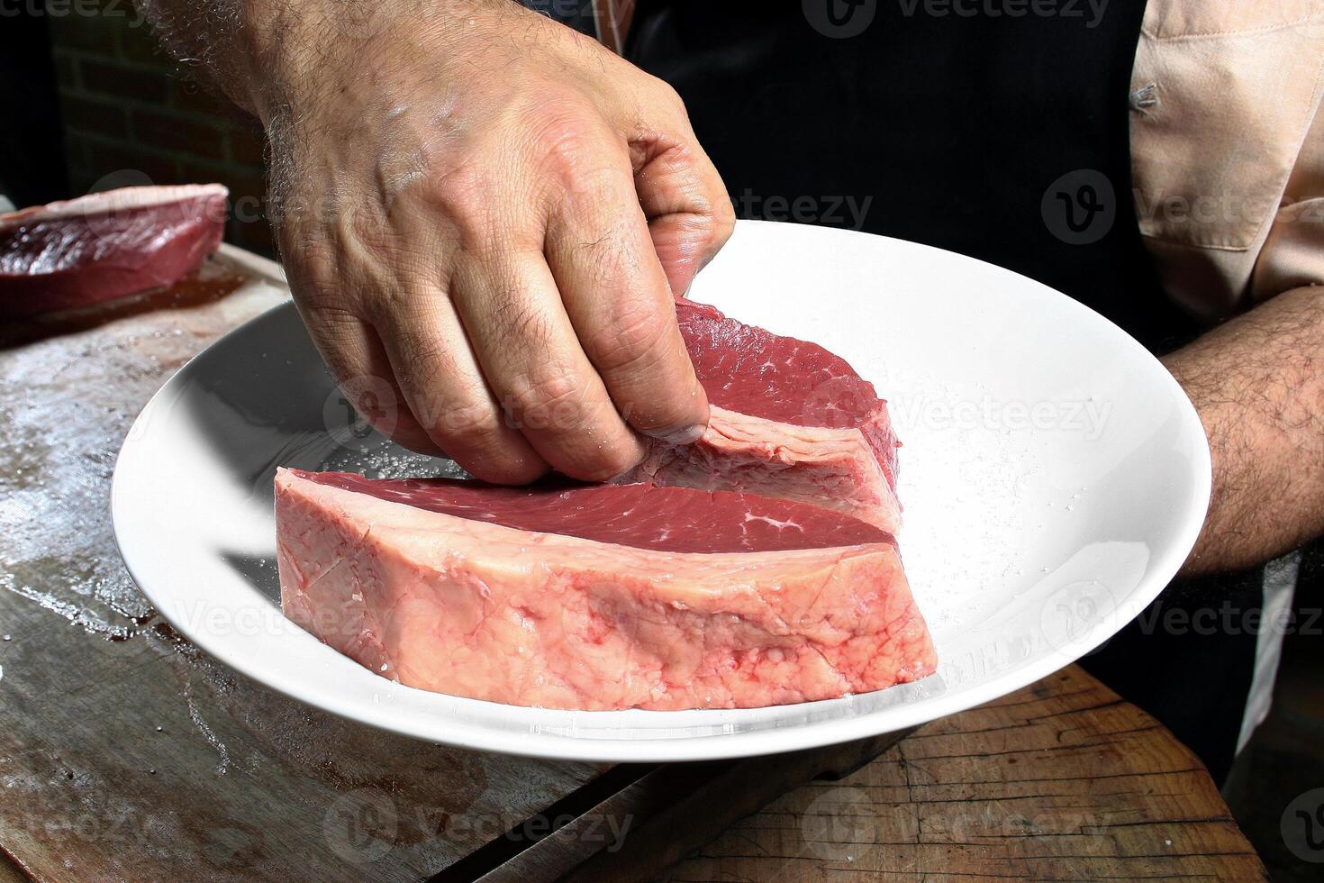 profesional Carnicero enseñando paso por paso cómo a preparar picaña, un brasileño cortar de carne foto