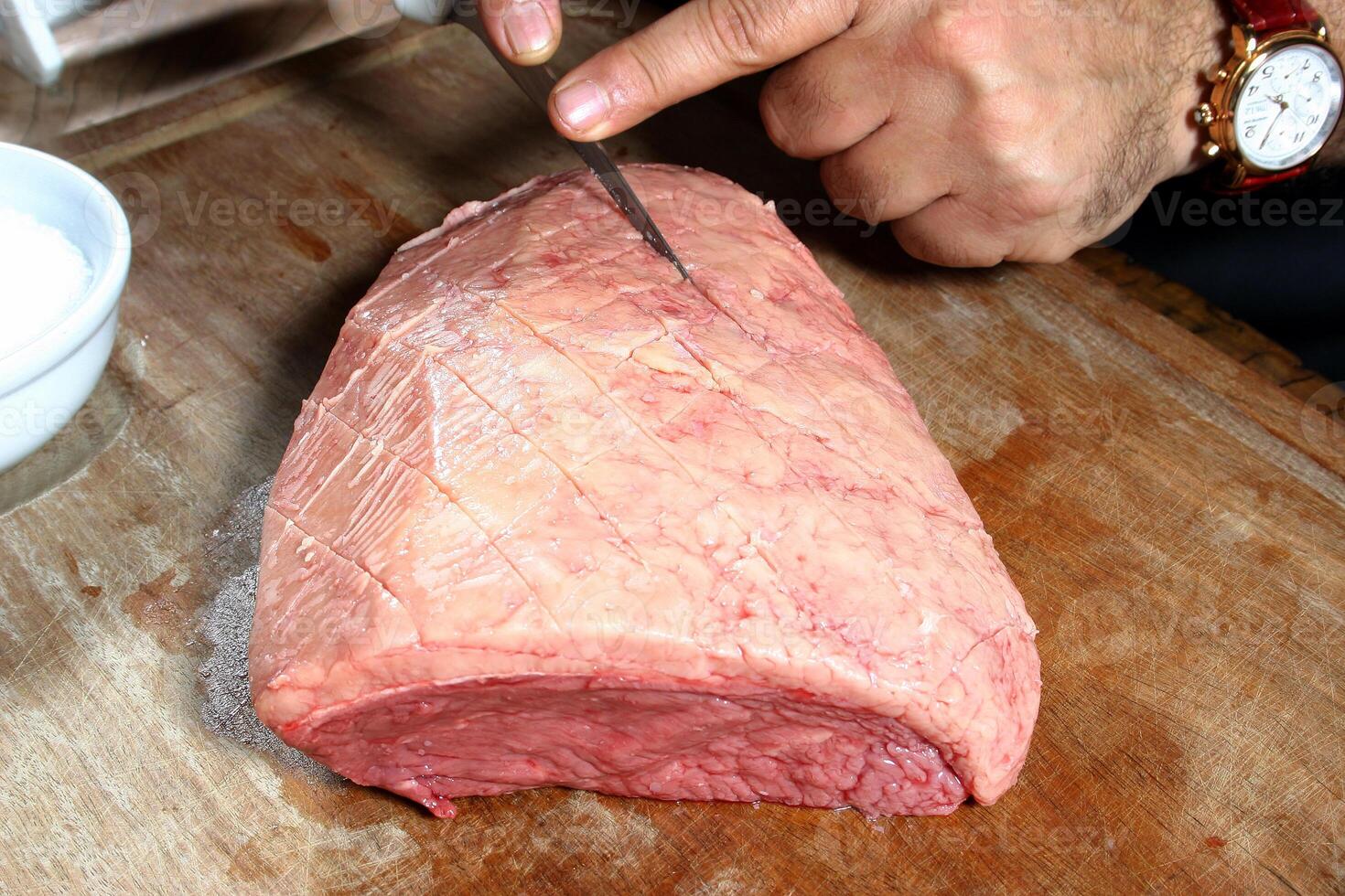 profesional Carnicero enseñando paso por paso cómo a preparar picaña, un brasileño cortar de carne foto