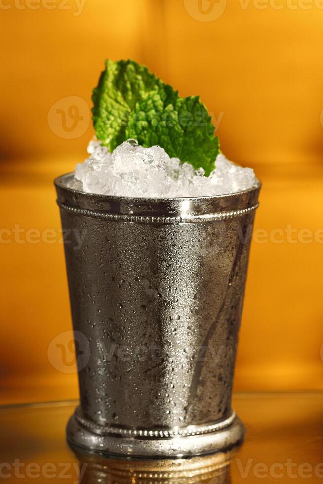 menta julepe, clásico bebida con menta, Borbón whisky, azúcar jarabe y aromático bíter foto