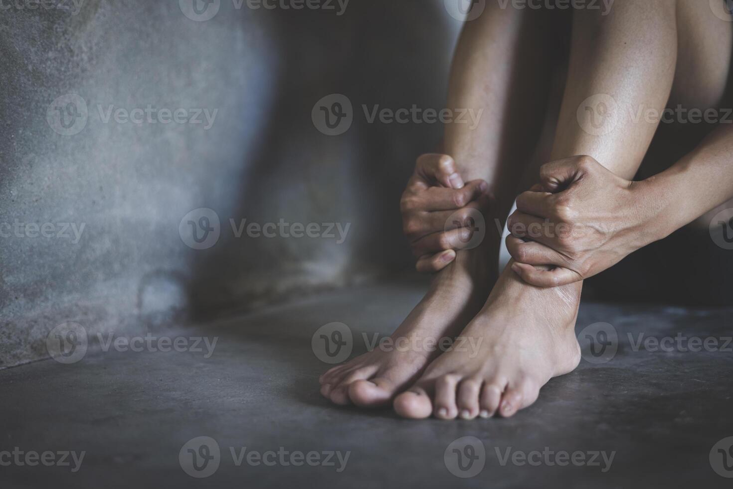 el concepto de parada perjudicando mujer. detener violencia en contra y sexual abuso mujeres, lucha contra la trata y parada violencia en contra mujer, internacional De las mujeres día foto