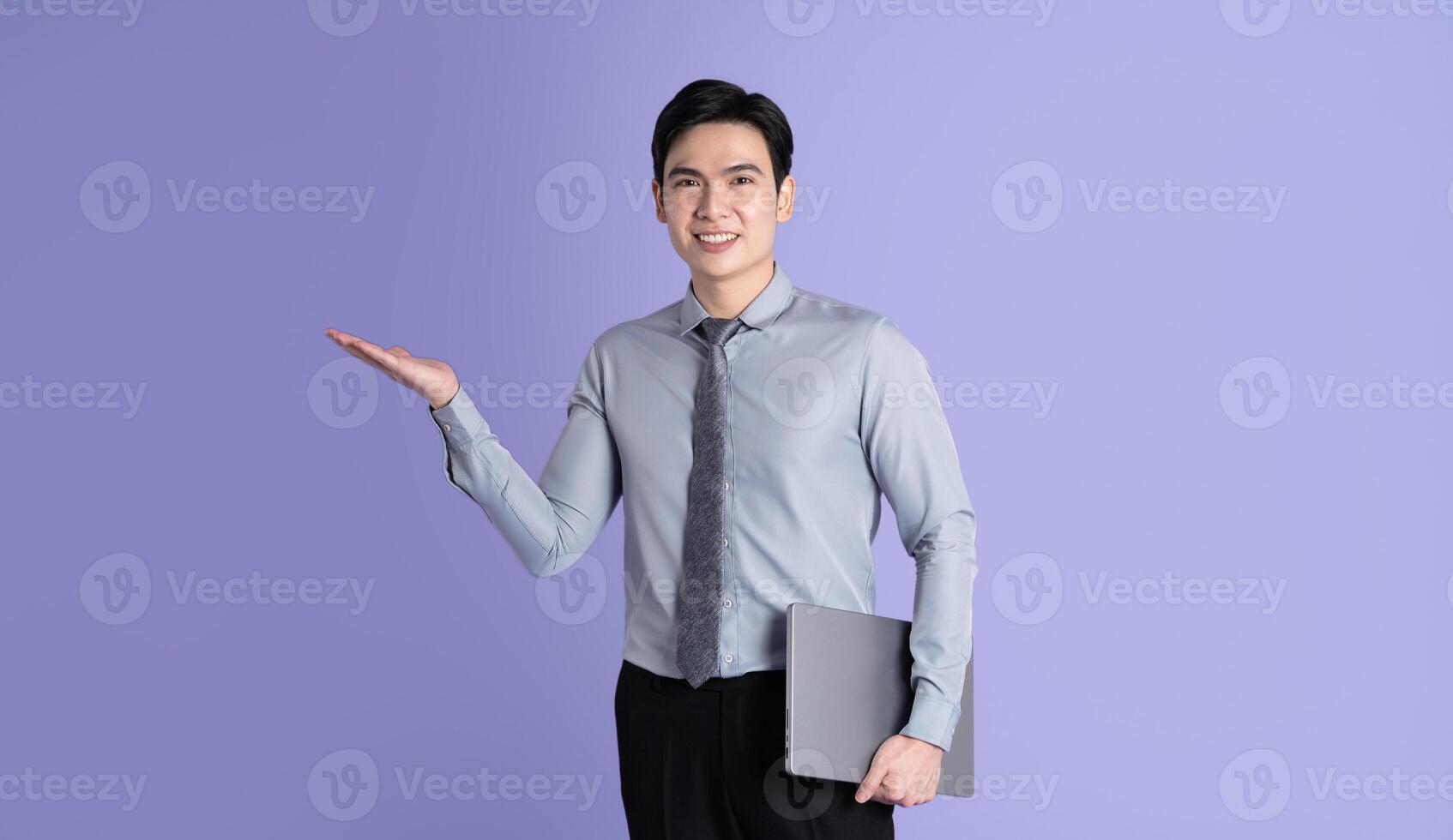 retrato de asiático masculino empresario posando en púrpura antecedentes foto