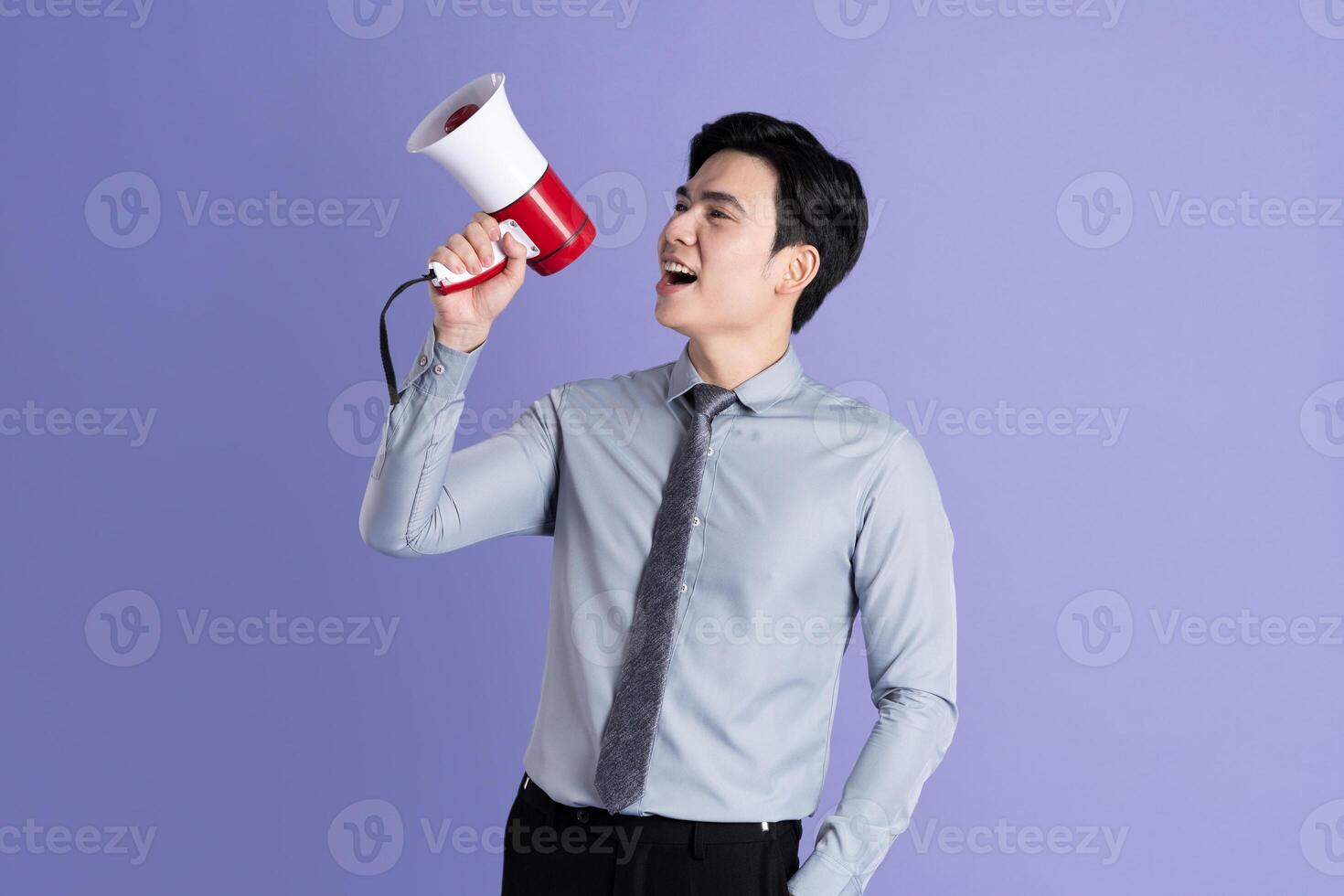 retrato de asiático masculino empresario posando en púrpura antecedentes foto