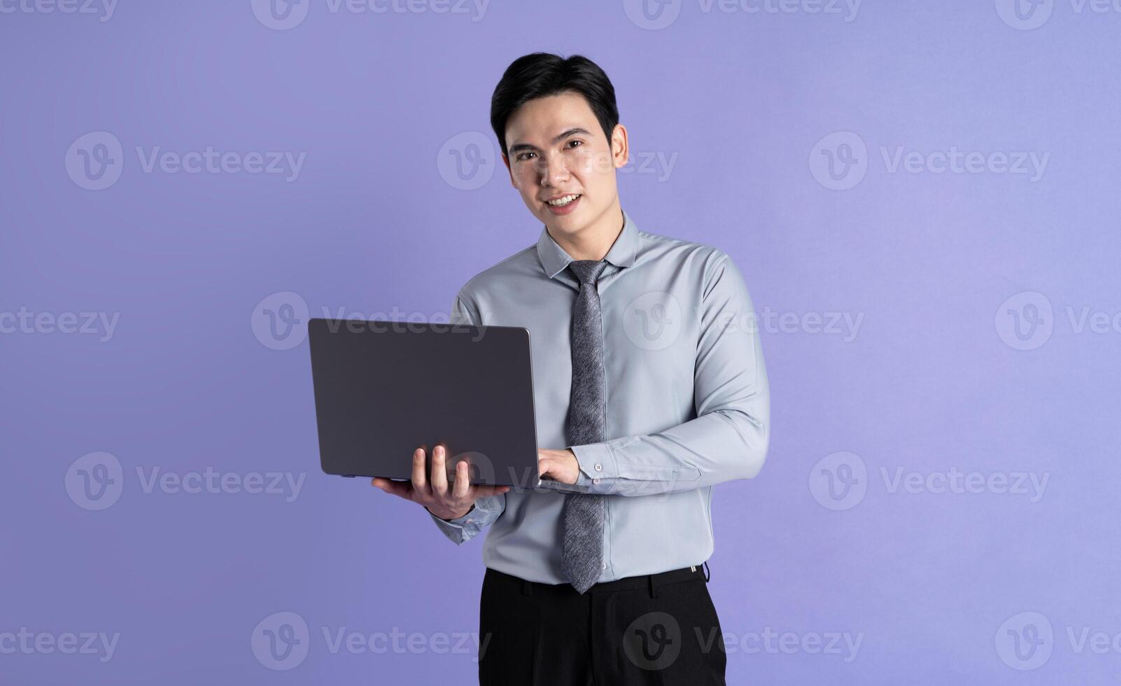 retrato de asiático masculino empresario posando en púrpura antecedentes foto