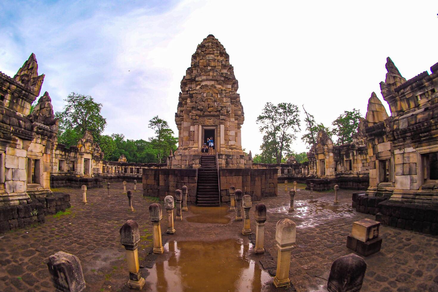 paisaje histórico parque. el antiguo templo ese regalos humanos es situado en de tailandia histórico ciudad. mundo herencia. foto