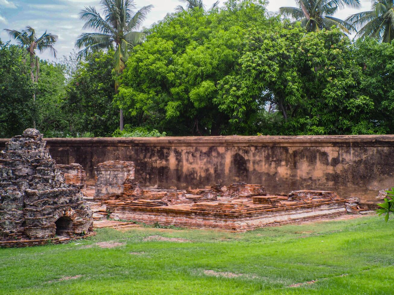 Landscape Historical Park. The ancient temple that presents humans is located in Thailand's Historic City. World Heritage. photo