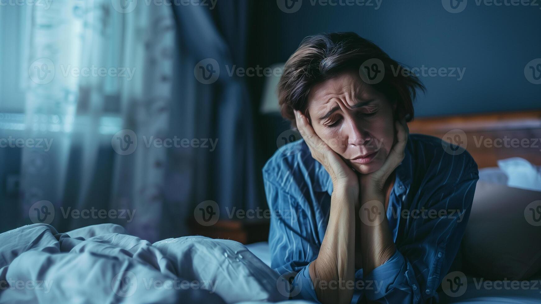 triste y Deprimido asiático mujer sentado solo en cama a noche sufrimiento depresión y ansiedad sensación desesperado y desesperado sufrimiento dolor en mental salud concepto foto