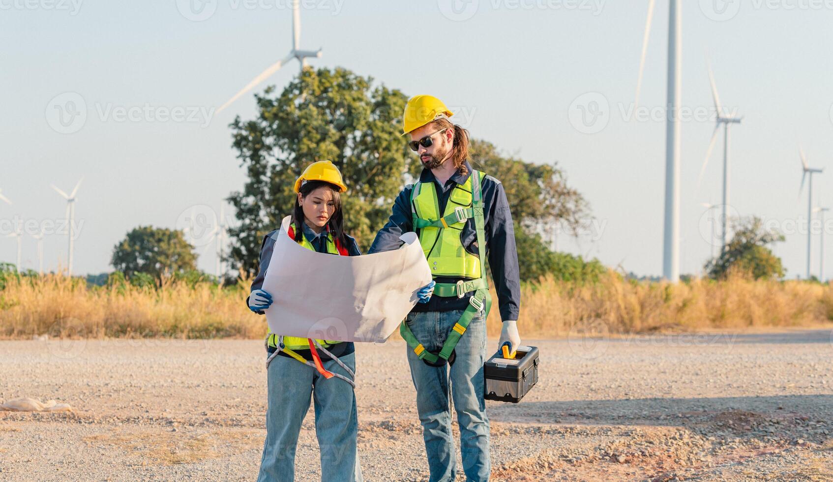 ingenieros son trabajando con viento turbinas, verde ecológico poder energía generación, y sostenible molino campo granjas alternativa renovable energía para limpiar energía concepto. foto