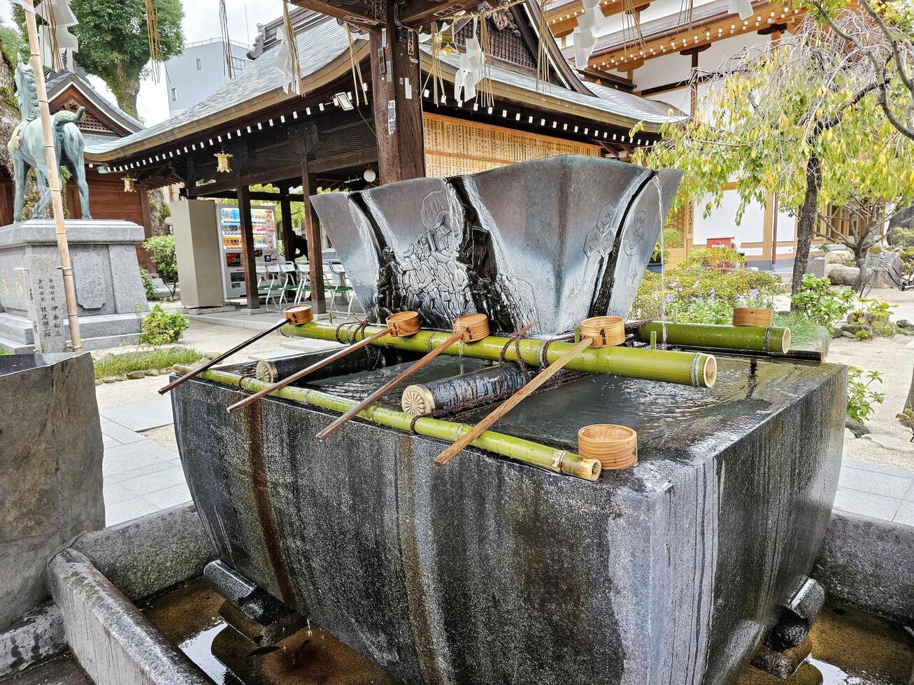 fukuoka, Japón noviembre 13, 2023 purificación fuente a kushida jinja santuario dónde es un sintoísmo santuario situado en hakata-ku, fukuoka, Japón, estaba fundado en en 757. foto