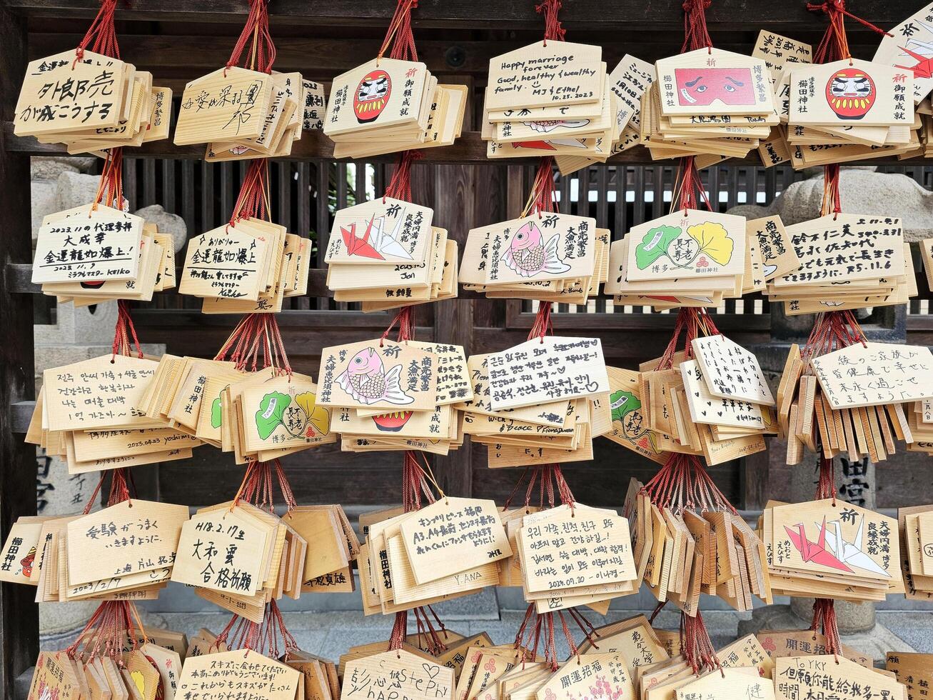fukuoka, Japón noviembre 13, 2023 japonés de madera deseando tableros ema a kushida jinja santuario dónde es un sintoísmo santuario situado en hakata-ku, fukuoka, Japón, estaba fundado en en 757. foto
