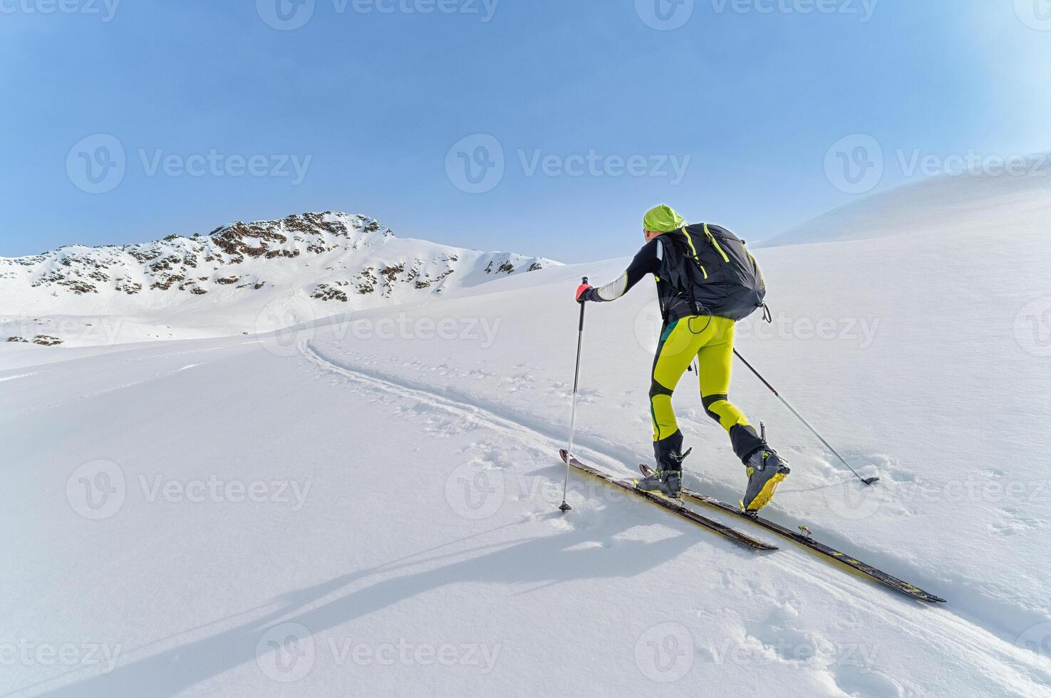 alpinista sube esquiador solo con piel de foca foto