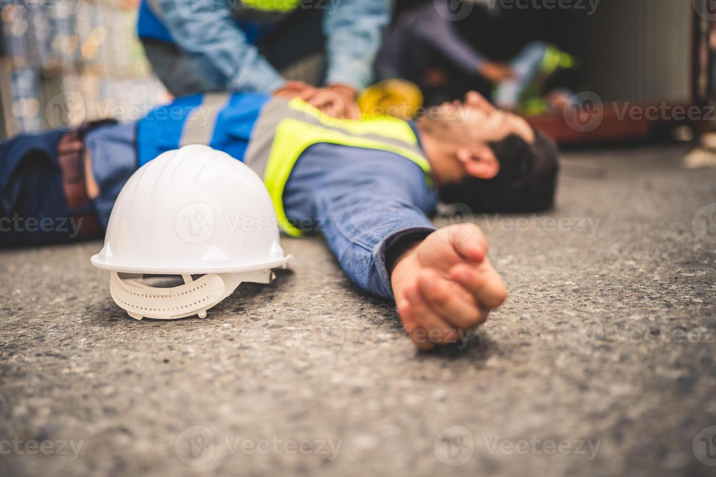 ingeniero o capataz tiene un accidente mientras trabajando en envase barco. logística global importar o exportar Envío industrial concepto. foto