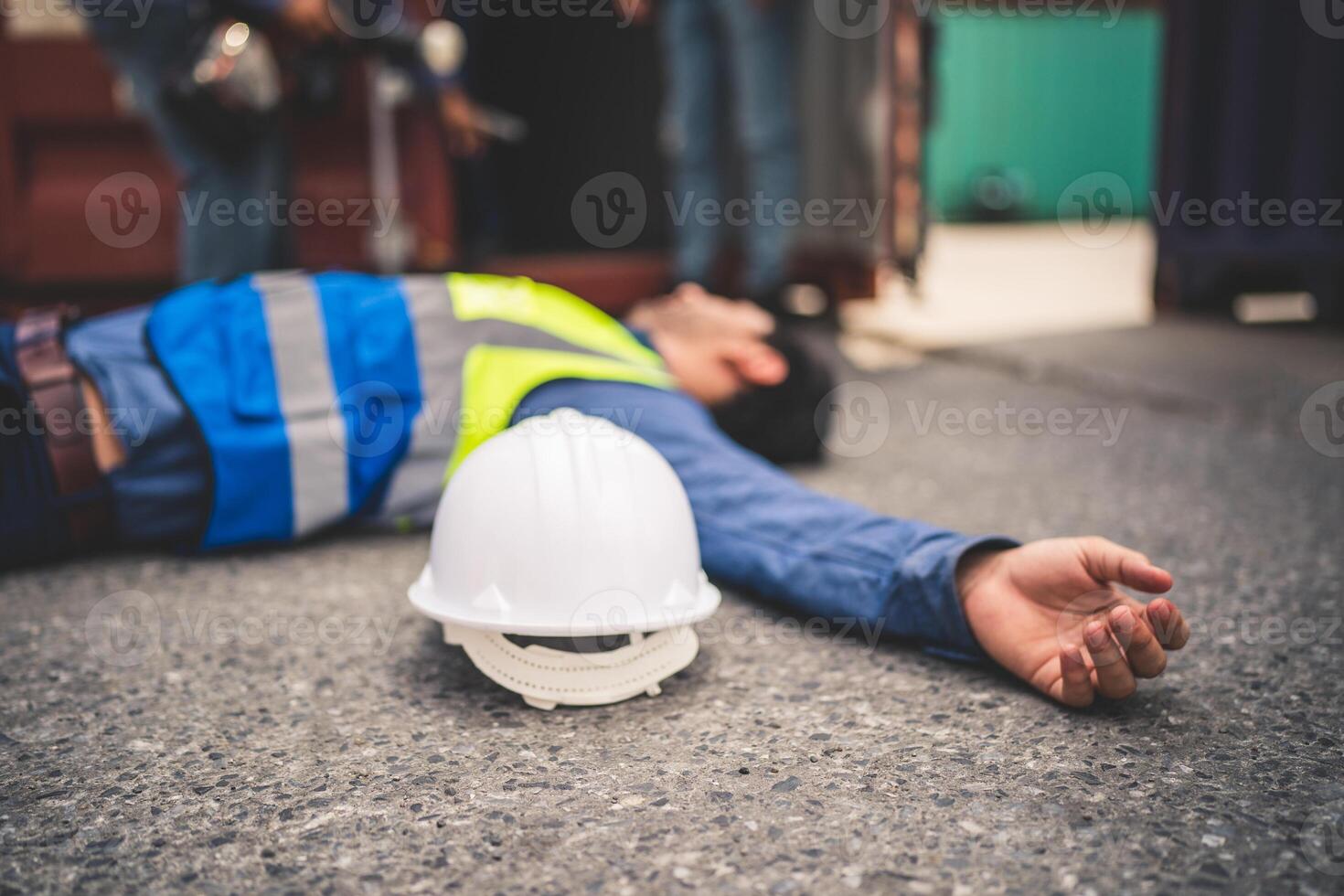 ingeniero o capataz tiene un accidente mientras trabajando en envase barco. logística global importar o exportar Envío industrial concepto. foto