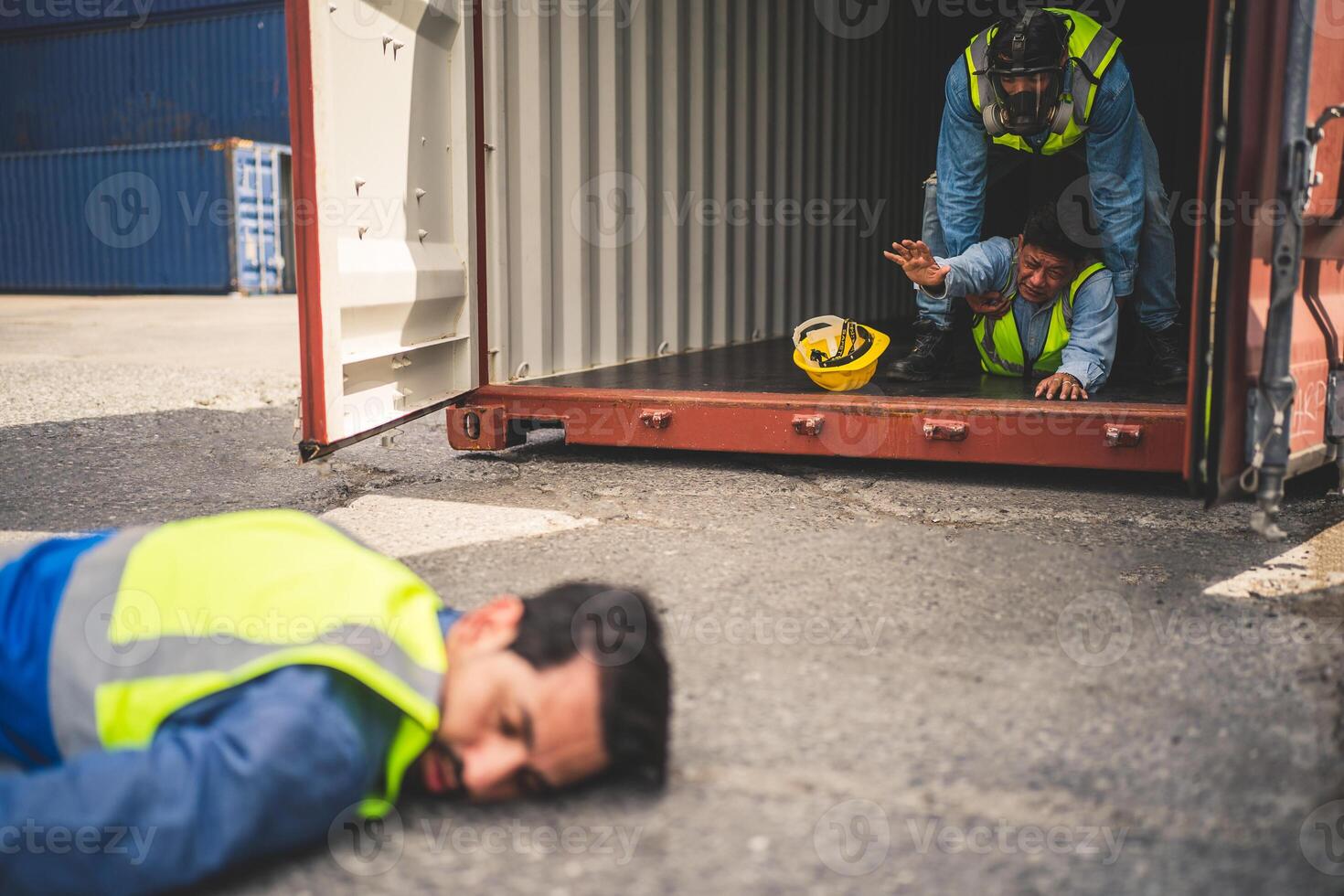 ingeniero vestir ppe urgentemente asistido el masculino técnica dentro envase como químico derramar en el envase Envío industria foto