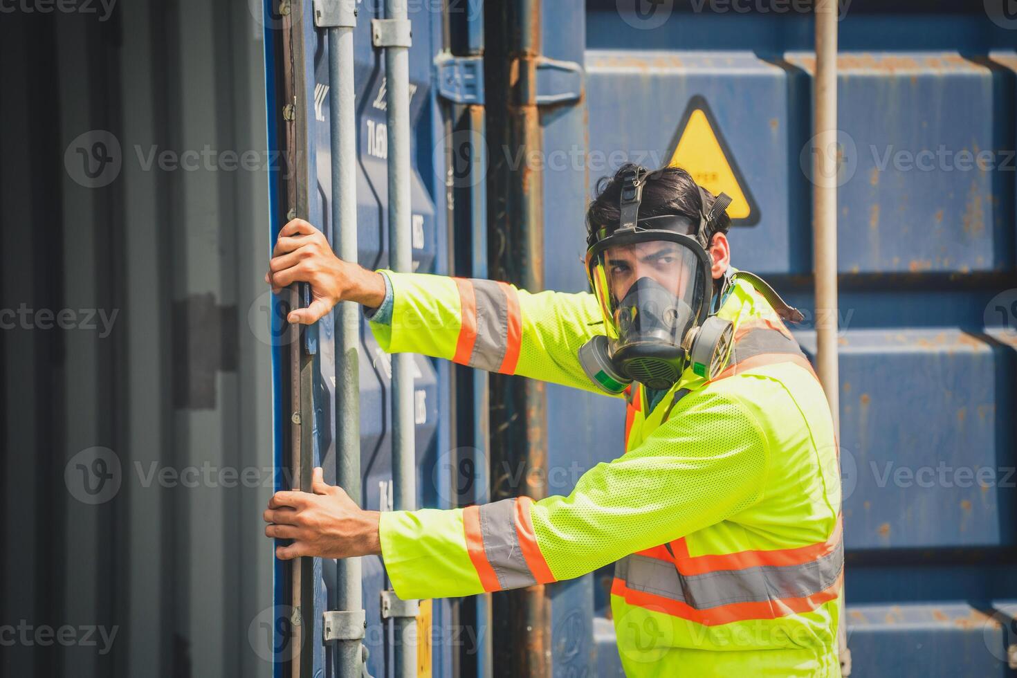 ingeniero vestir ppe comprobación dentro envase como químico derramar en el envase Envío industria foto