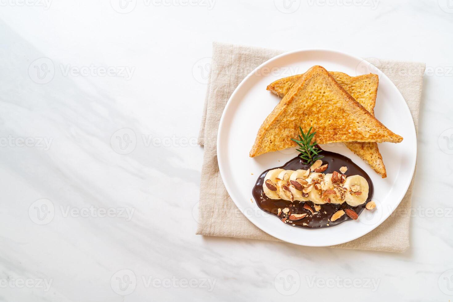 tostada francesa con plátano chocolate y almendras foto