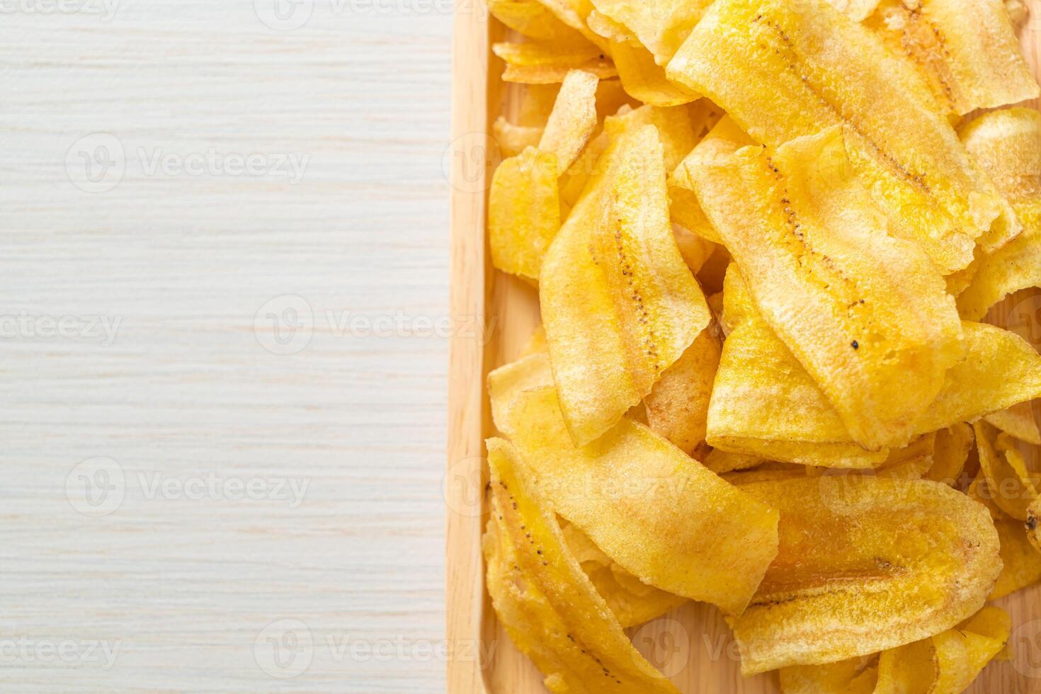 chips de plátano - plátano en rodajas frito o al horno foto