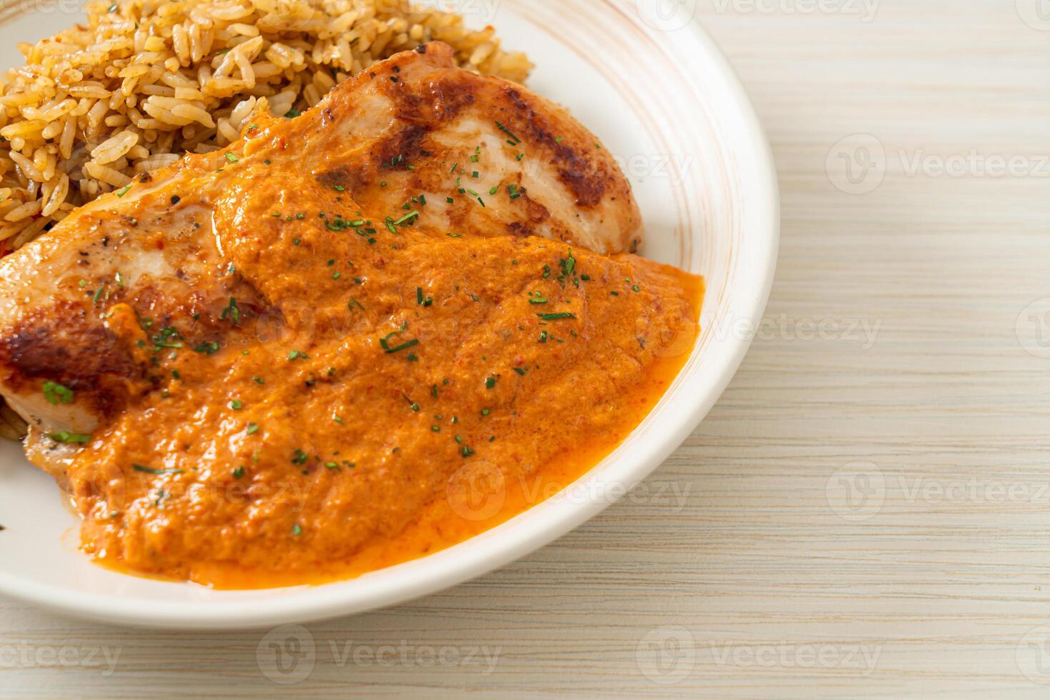 Filete de pollo a la plancha con salsa de curry rojo y arroz foto