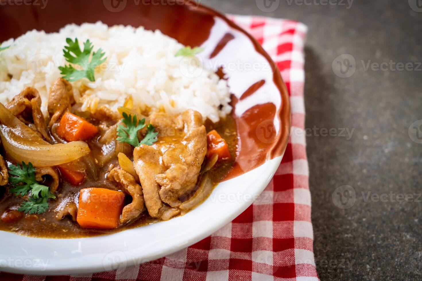 arroz al curry japonés con rodajas de cerdo, zanahoria y cebolla foto