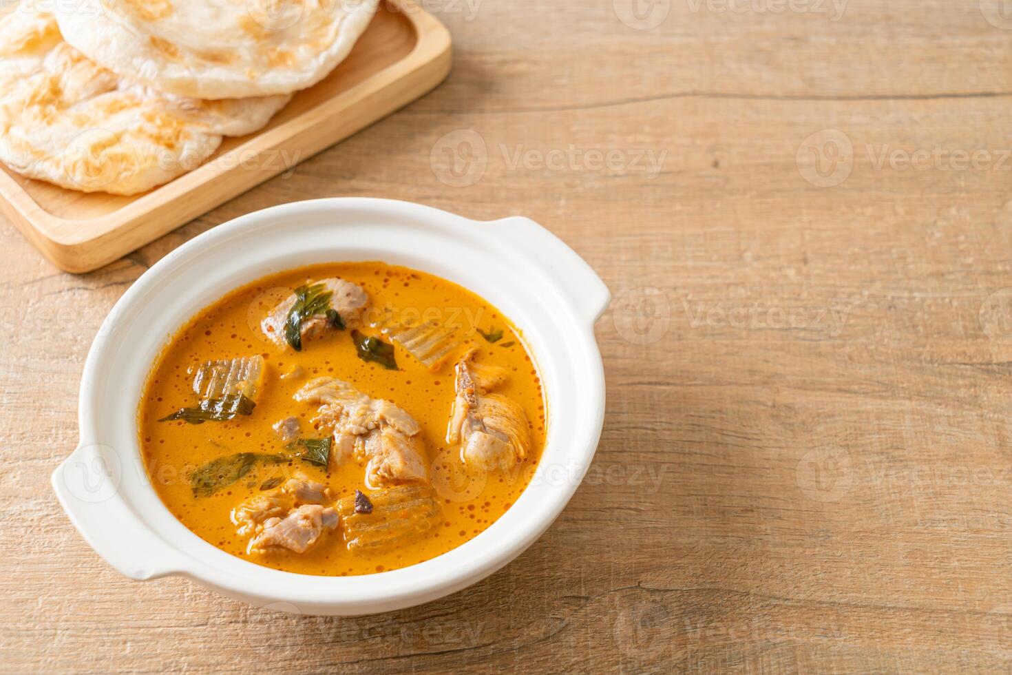 sopa de pollo al curry con roti foto