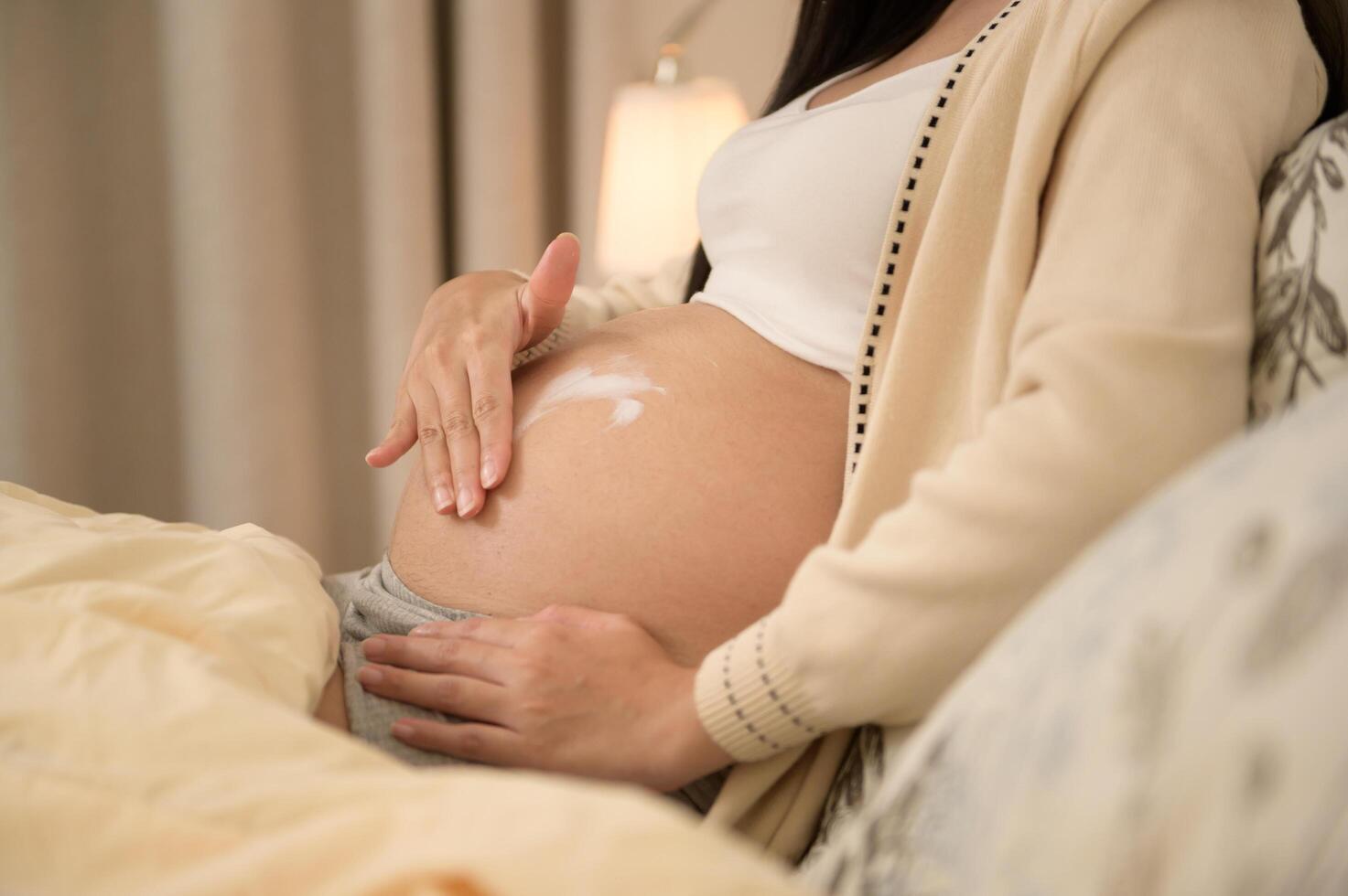 hermosa embarazada mujer aplicando hidratante, tramo marca crema en barriga, Fertilidad esterilidad tratamiento, FIV, futuro maternidad concepto foto