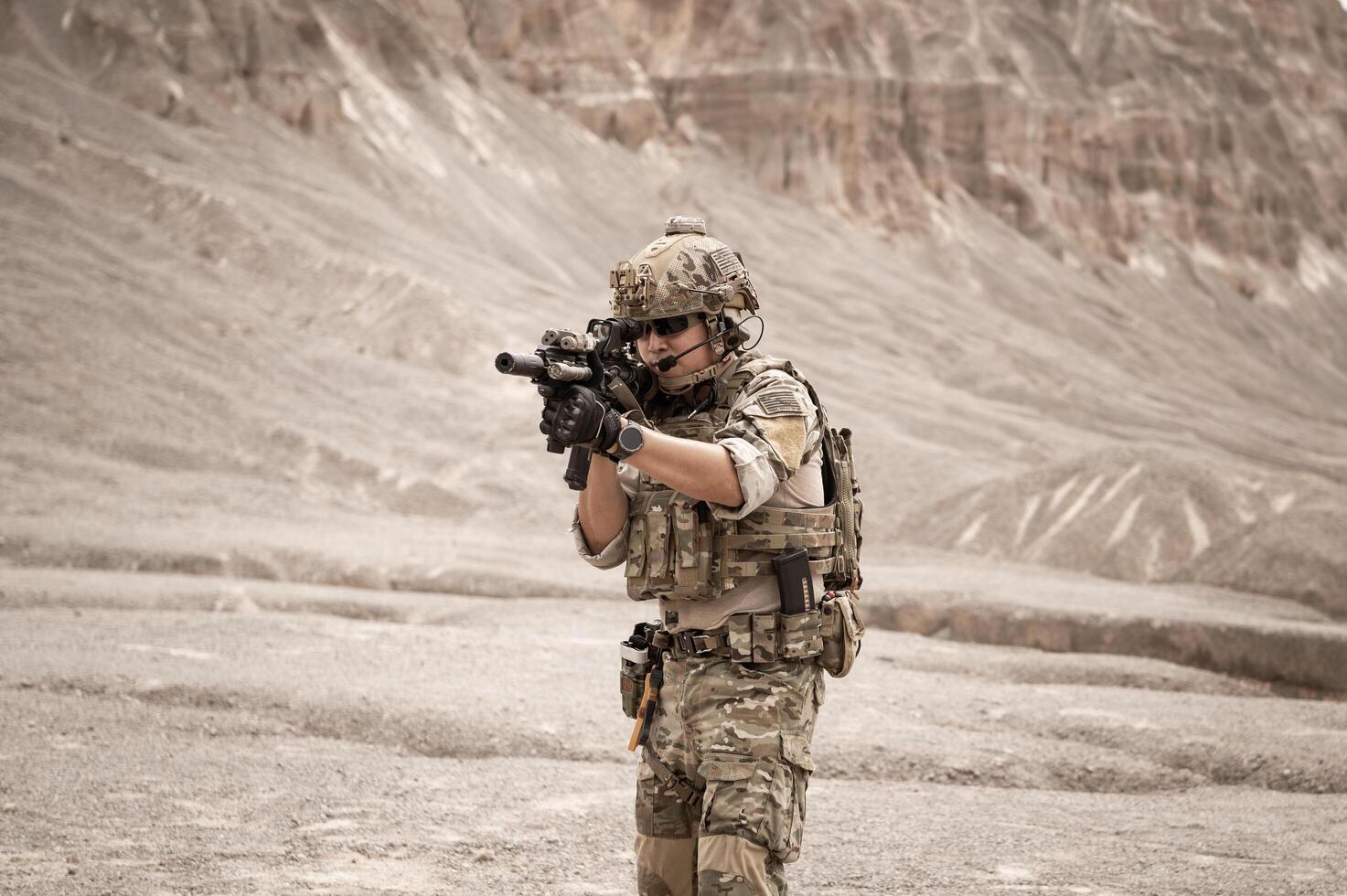 soldados en camuflaje uniformes puntería con su rifles listos a fuego durante militar operación en el Desierto soldados formación en un militar operación foto