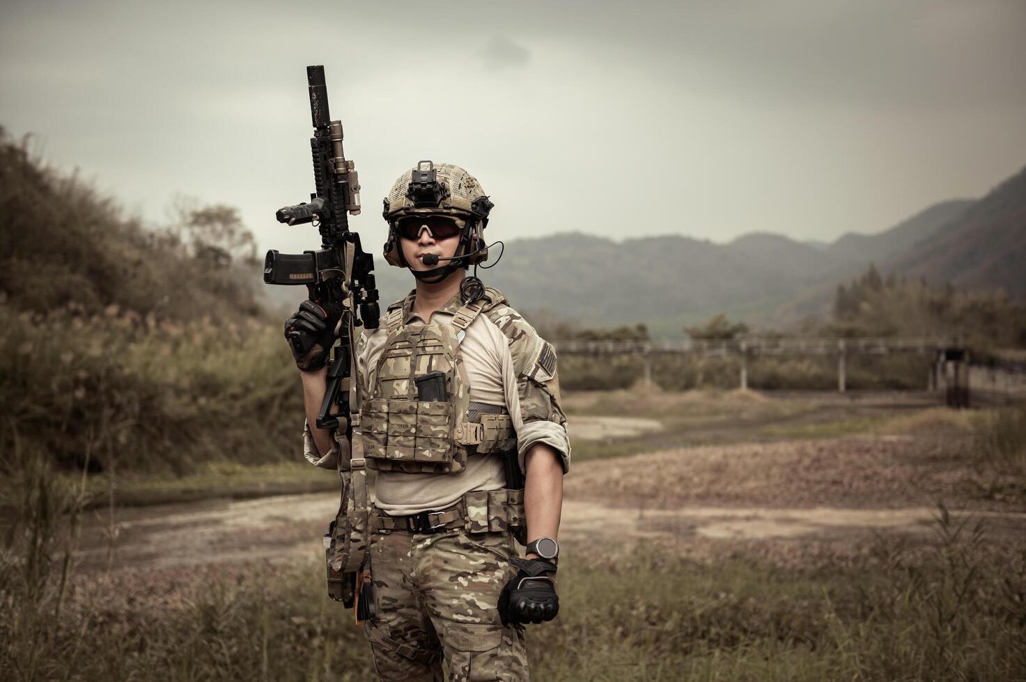 soldados en camuflaje uniformes puntería con su rifles listos a fuego durante militar operación en el bosque soldados formación en un militar operación foto