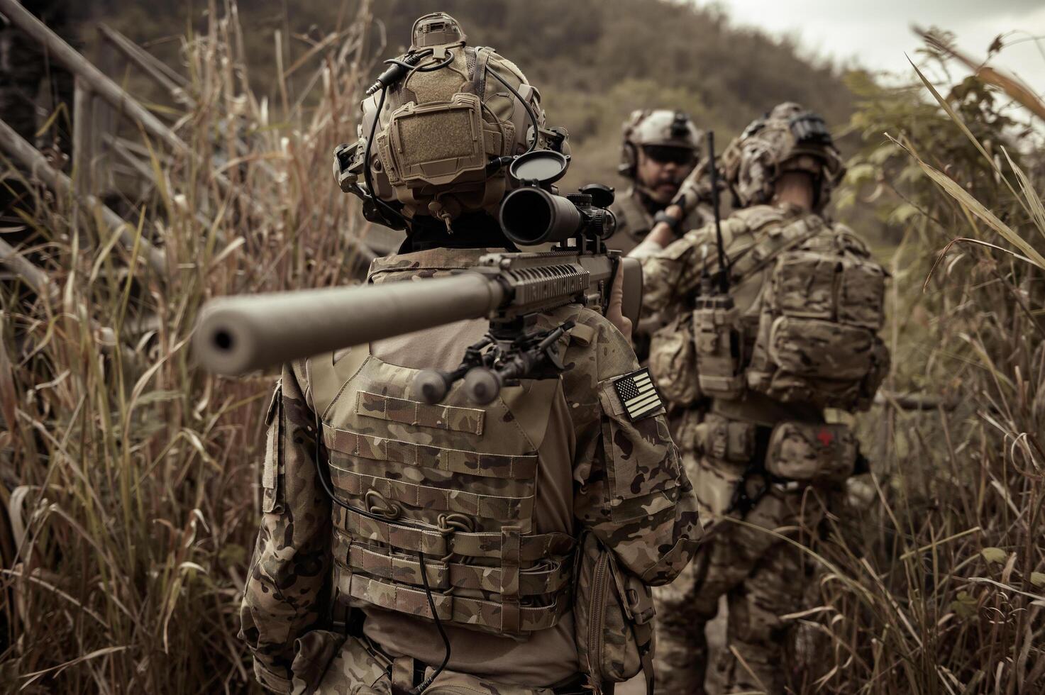 soldados en camuflaje uniformes puntería con su rifles listos a fuego durante militar operación en el bosque soldados formación en un militar operación foto