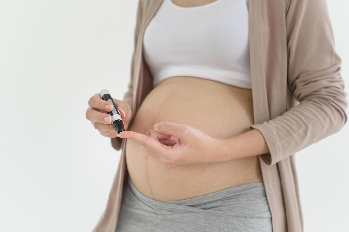 embarazada mujer comprobación sangre azúcar nivel por utilizando digital glucosa metro, salud cuidado, medicamento, diabetes, glicemia concepto foto