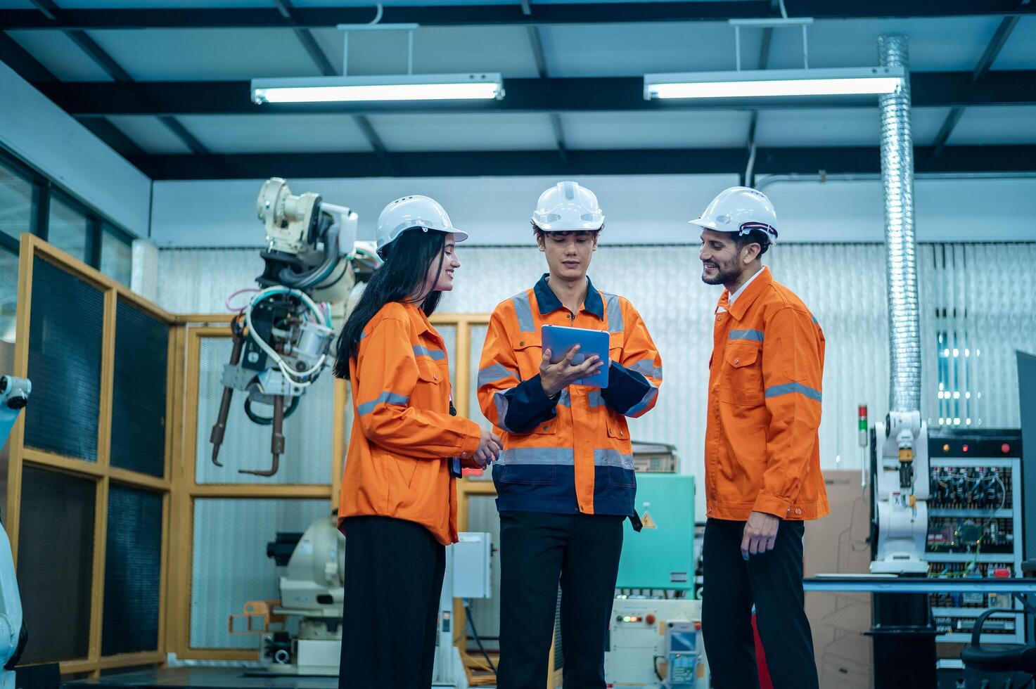 un grupo de robótica ingenieros trabajando con programación y manipulando robot mano, industrial robótica diseño, alto tecnología instalación, moderno máquina aprendiendo. masa producción automáticas. foto