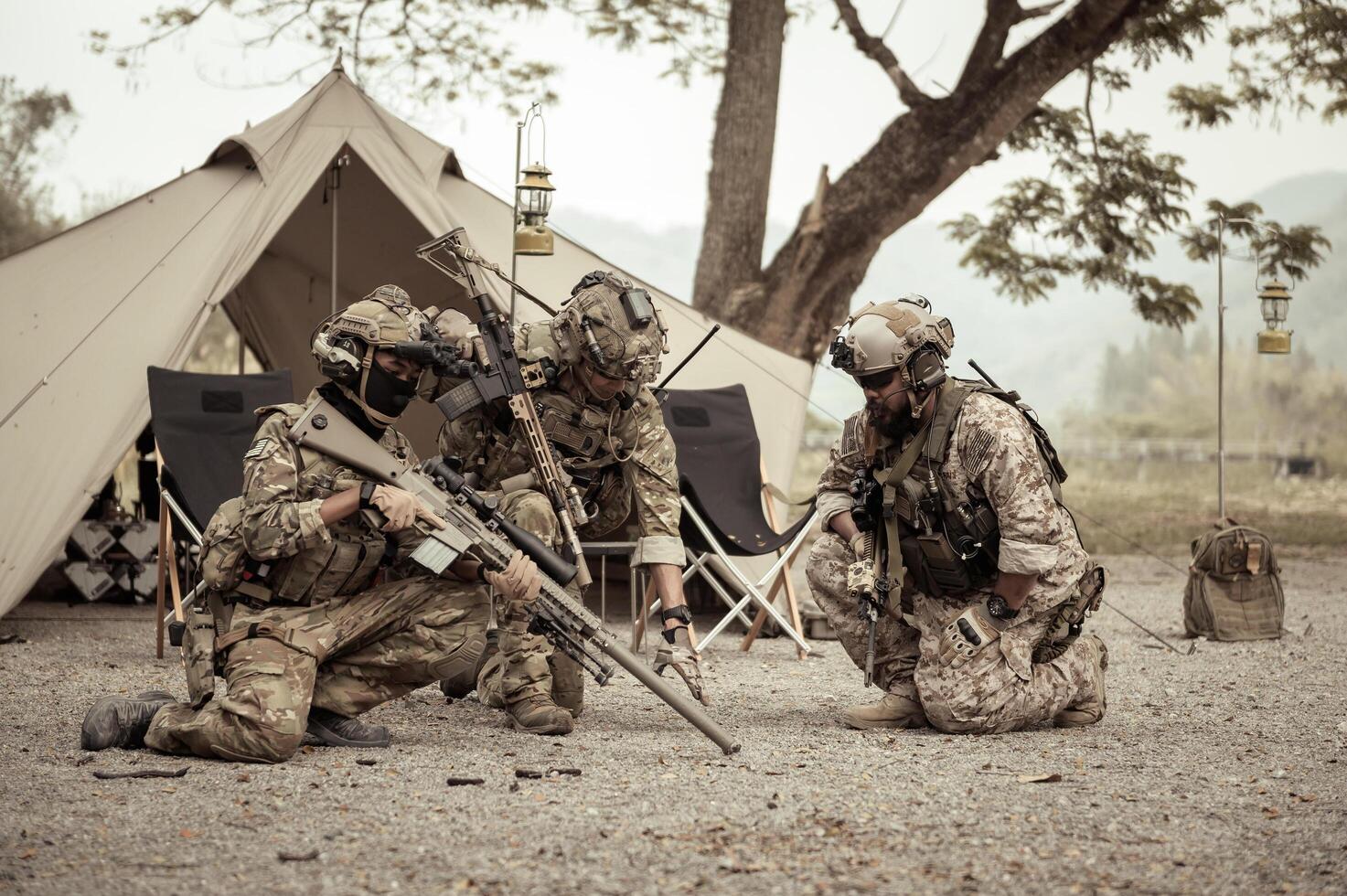 soldados en camuflaje uniformes planificación en operación en el acampar, soldados formación en un militar operación foto