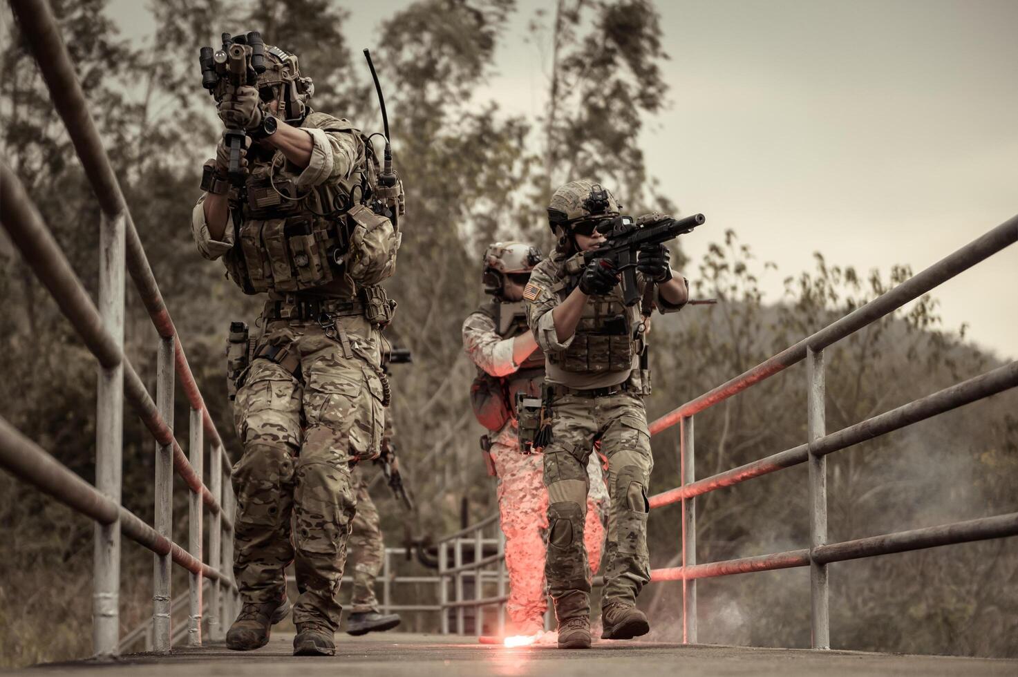 soldados en camuflaje uniformes puntería con su rifles listos a fuego durante militar operación en el bosque soldados formación en un militar operación foto