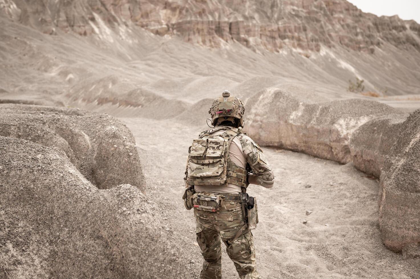 soldados en camuflaje uniformes puntería con su rifles listos a fuego durante militar operación en el Desierto soldados formación en un militar operación foto