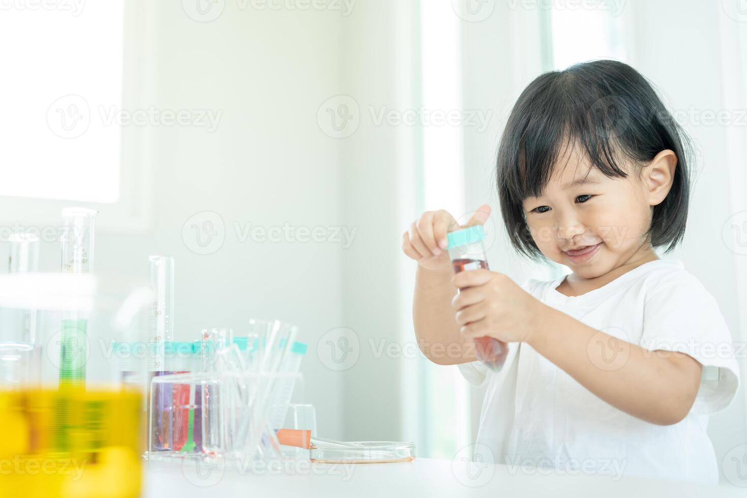 niños científico educación científico en laboratorio. médico niño aprendiendo, biotecnología, descubrir, imaginar, ejecutivo función, niño, educación, inteligencia cociente, emocional cociente foto