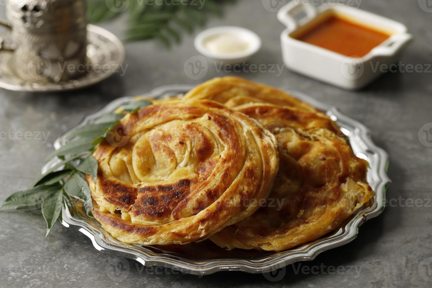 Roti Canai o paratha con pollo curry foto