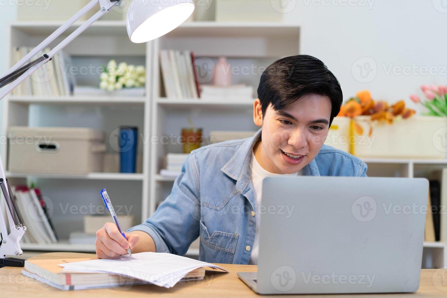 joven asiático empresario trabajando a hogar foto