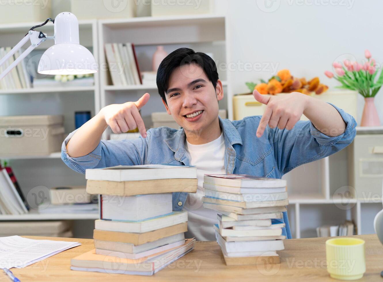 joven asiático empresario trabajando a hogar foto