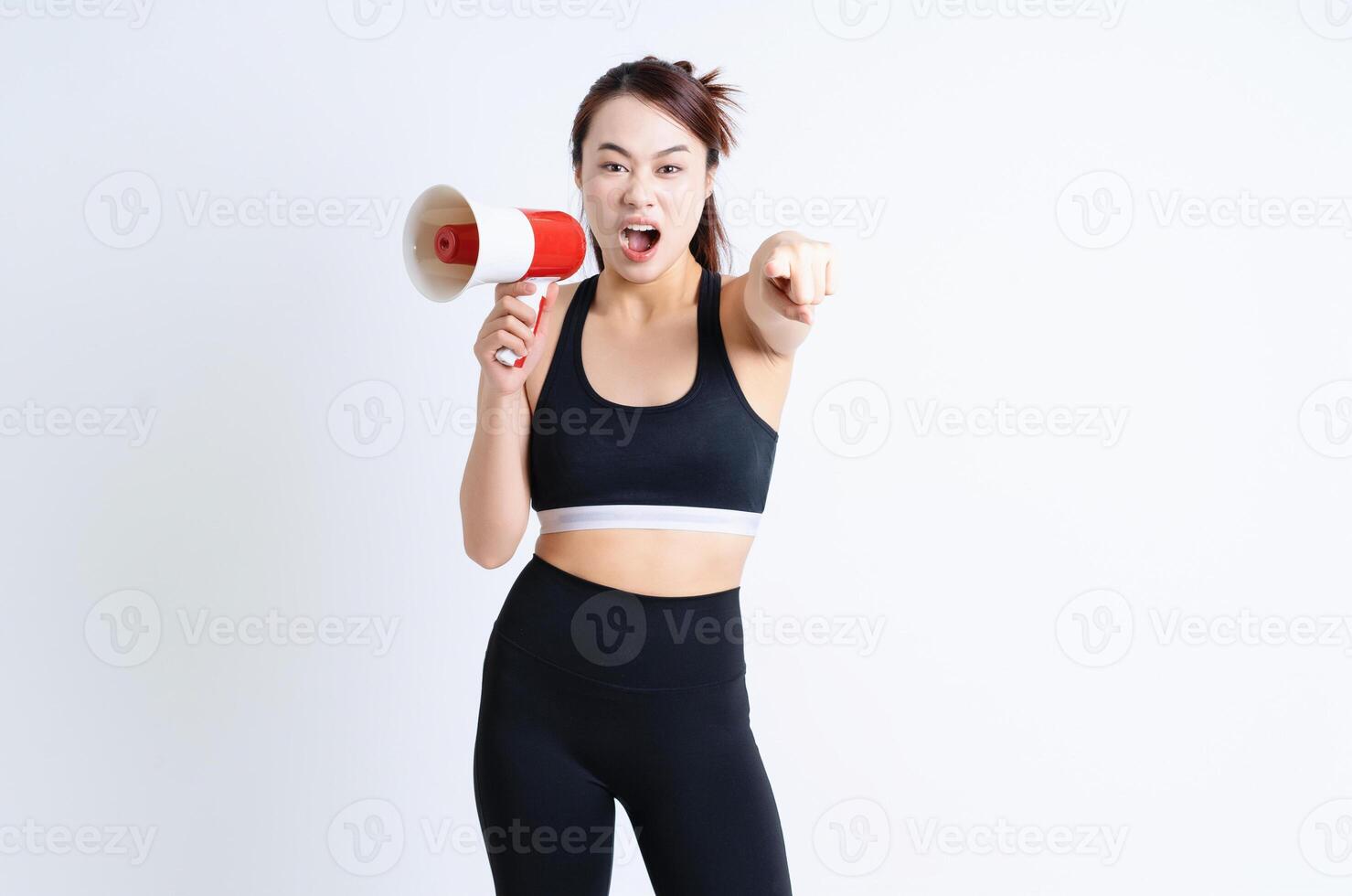 joven asiático mujer vistiendo ropa de deporte en blanco antecedentes foto