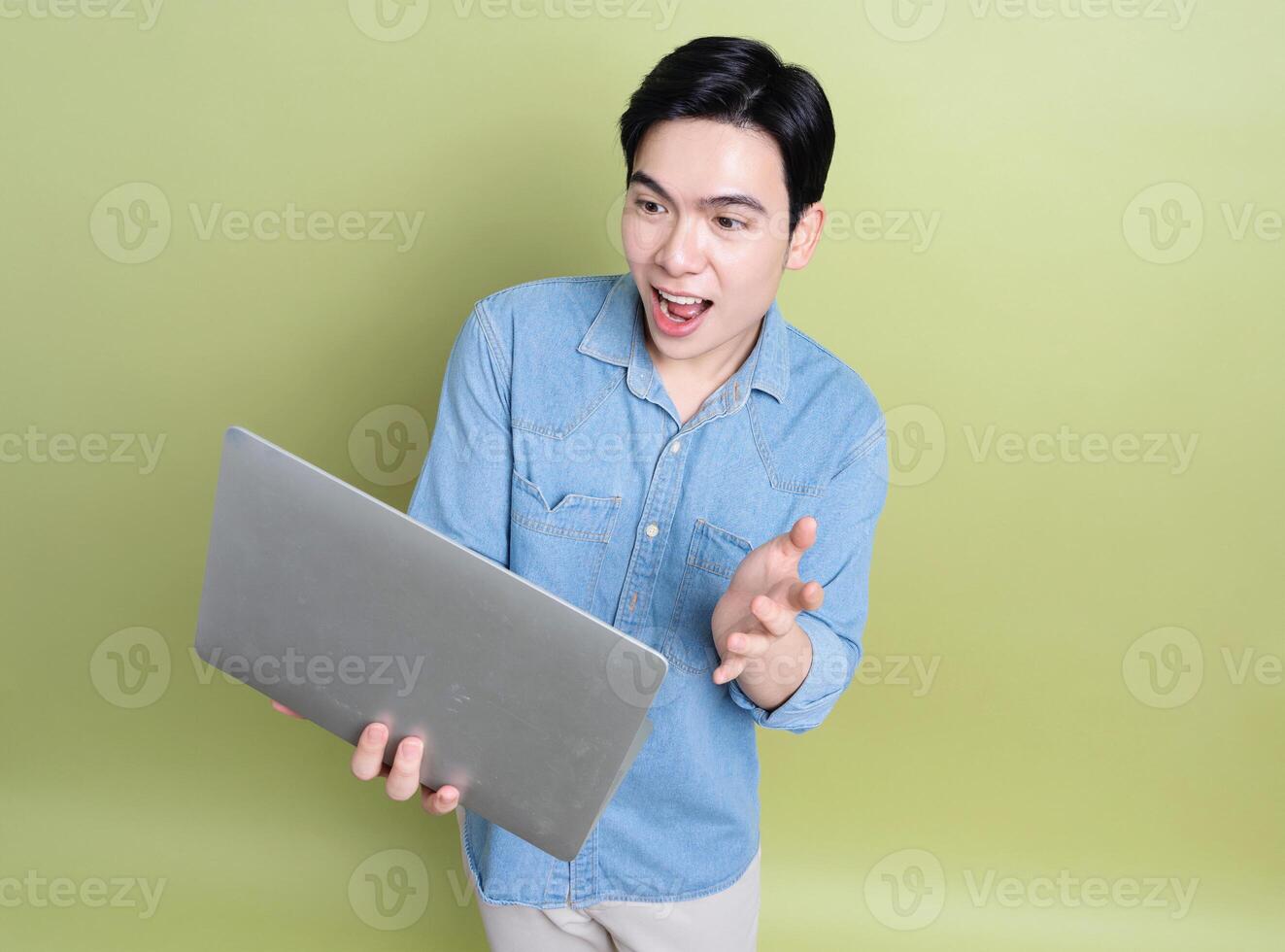 foto de joven asiático hombre en verde antecedentes