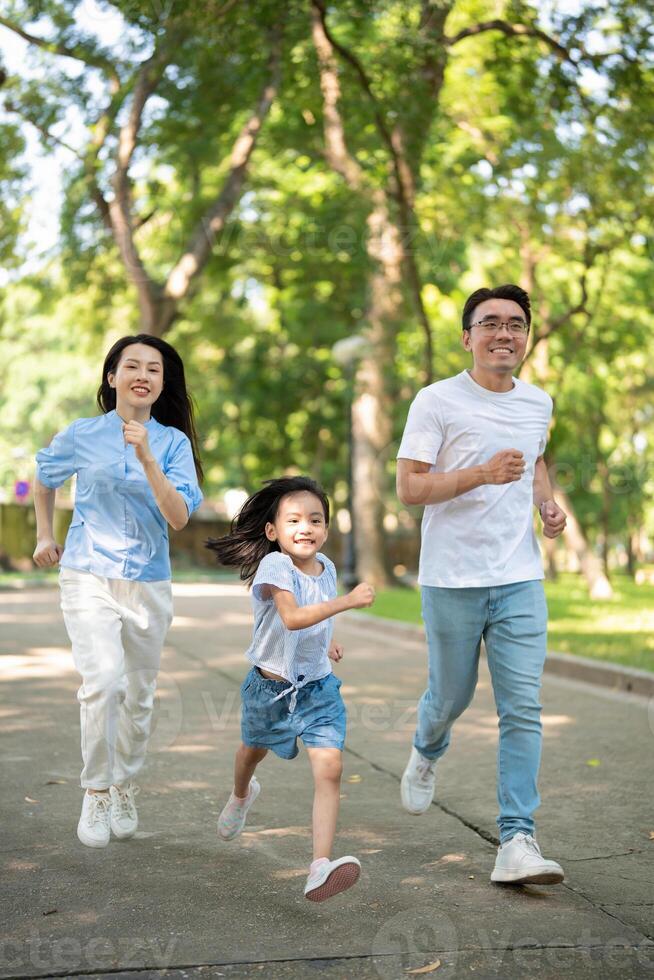 foto de joven asiático familia a parque