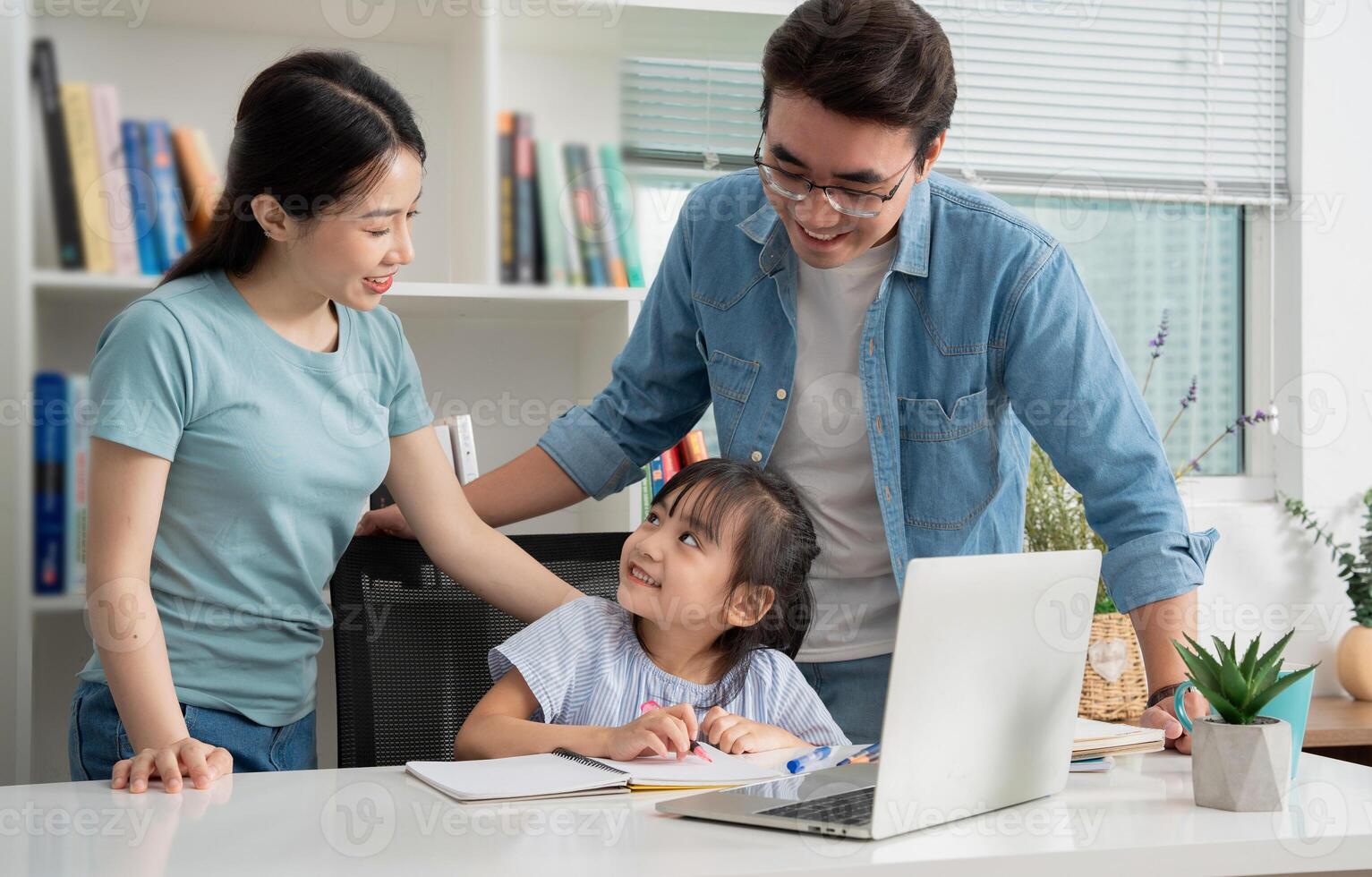 foto de joven asiático familia estudiando juntos a hogar