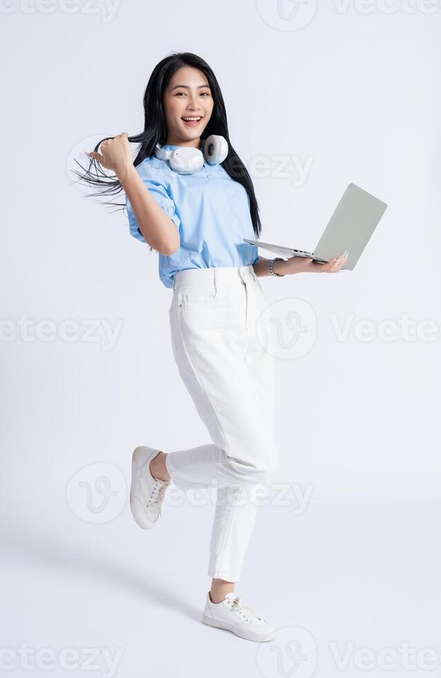 foto de joven asiático niña en blanco antecedentes