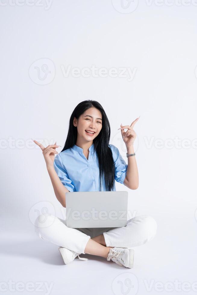 foto de joven asiático niña en blanco antecedentes