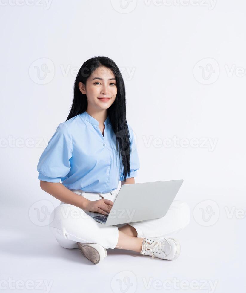 foto de joven asiático niña en blanco antecedentes