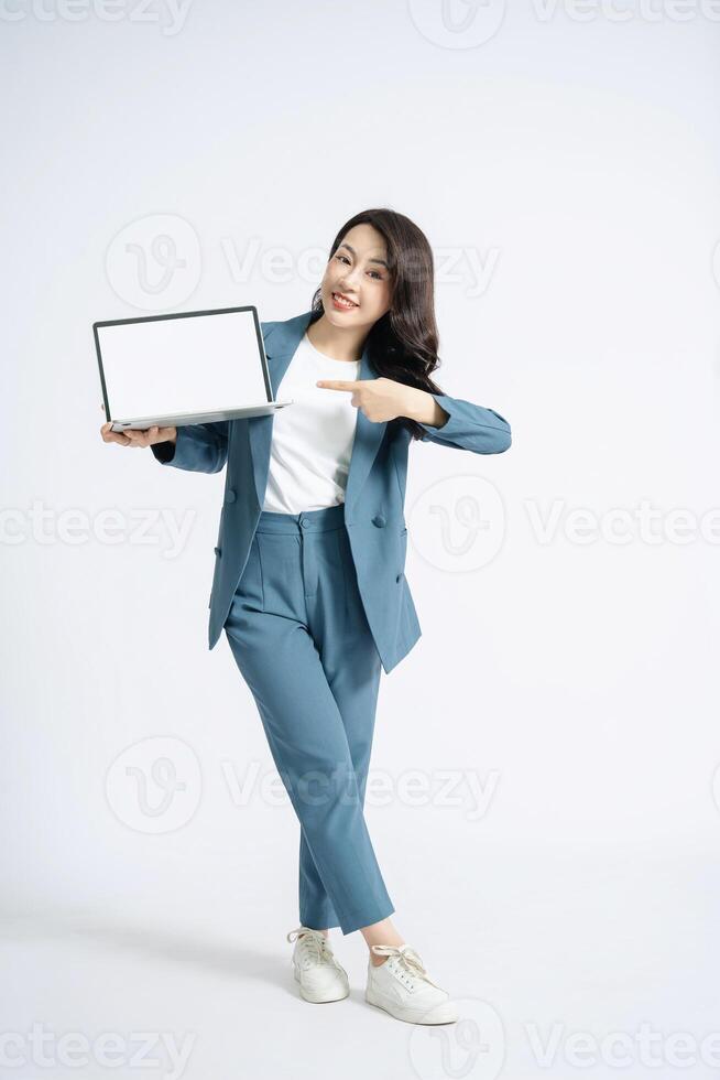 imagen de joven asiático negocio mujer en antecedentes foto