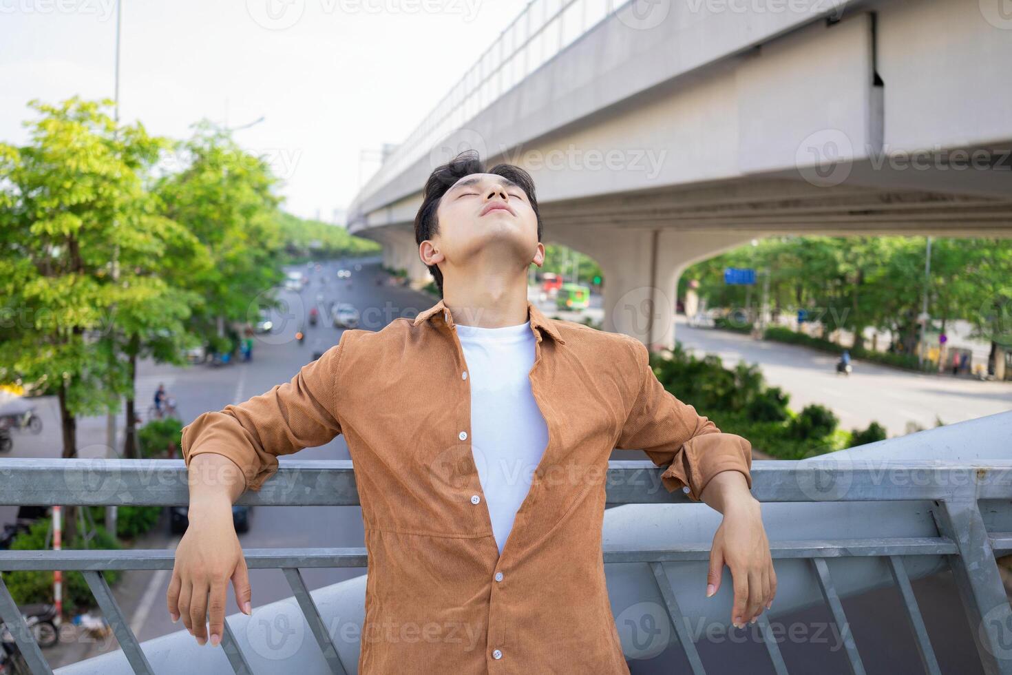 retrato de joven asiático hombre fuera de foto