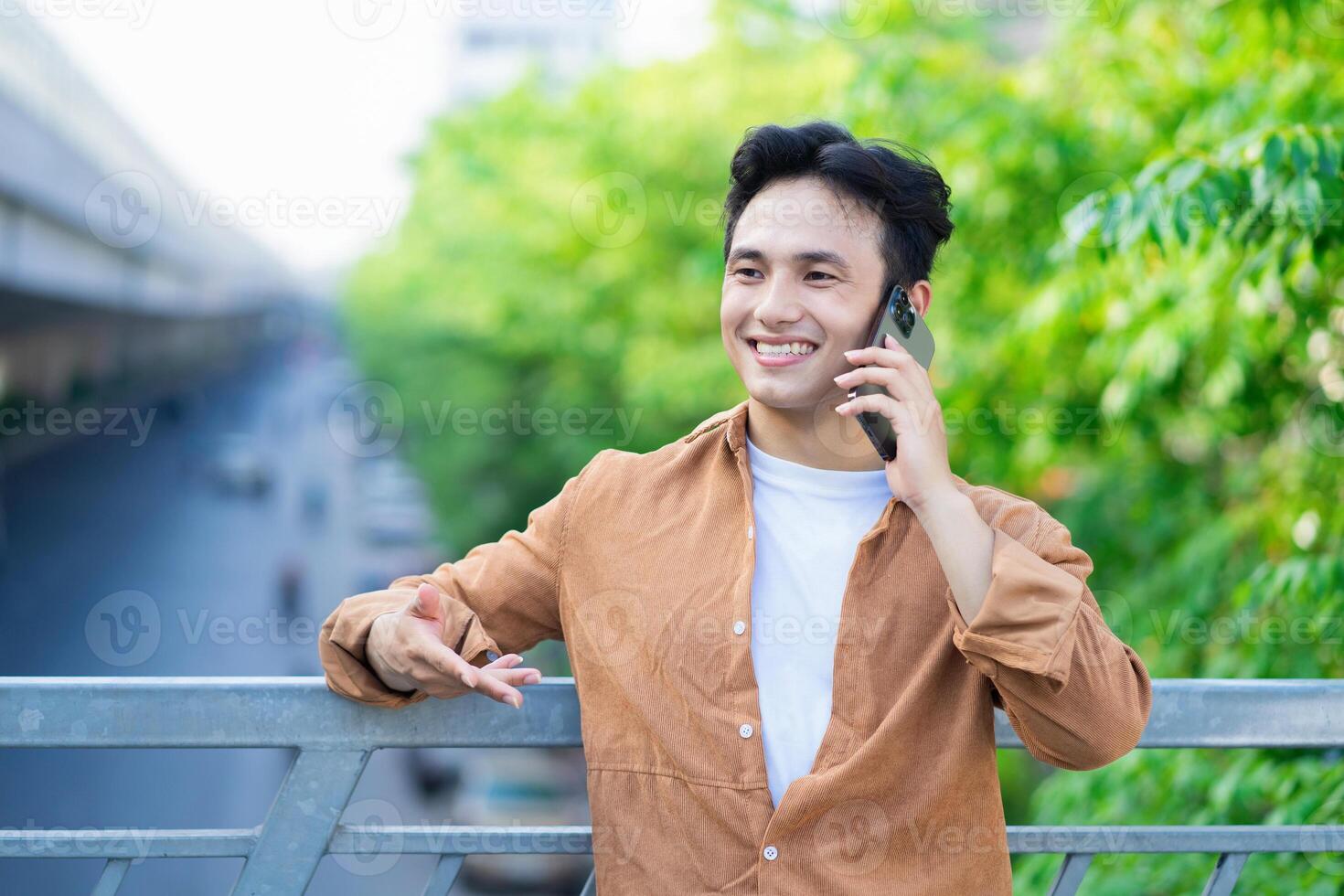 retrato de joven asiático hombre fuera de foto