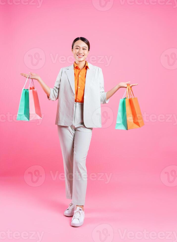foto de joven asiático mujer de negocios en antecedentes