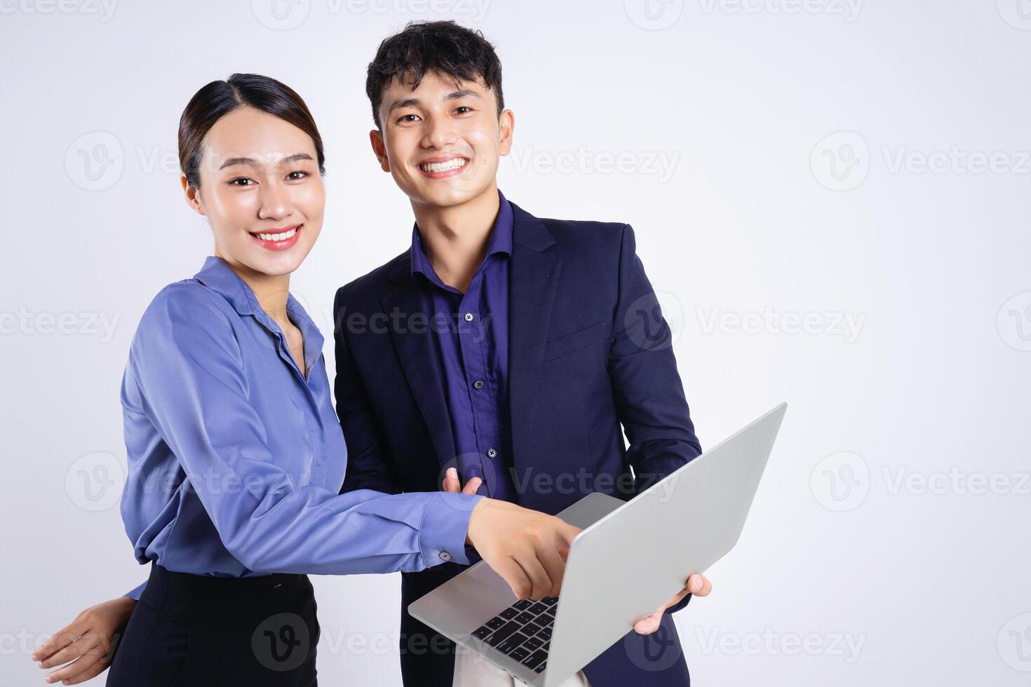 foto de dos joven asiático negocio personas en blanco antecedentes